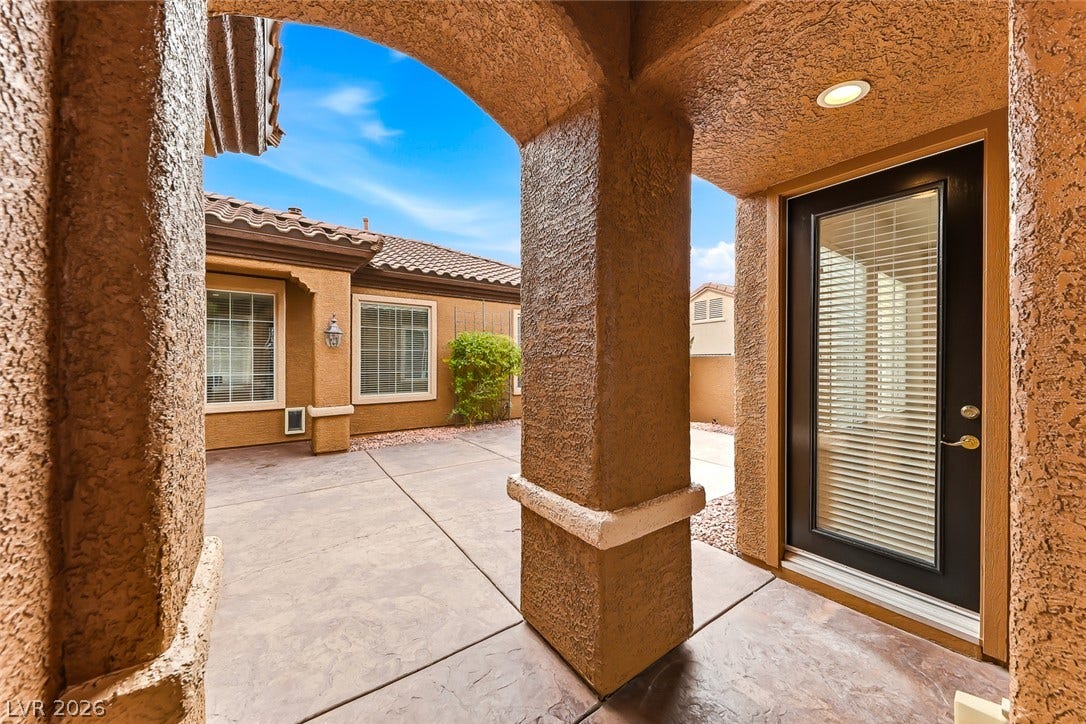 2306 Schaeffer Hills Drive, Henderson, NV 89052 Enter this dwelling through an inviting arched entryway to a sun-drenched courtyard.