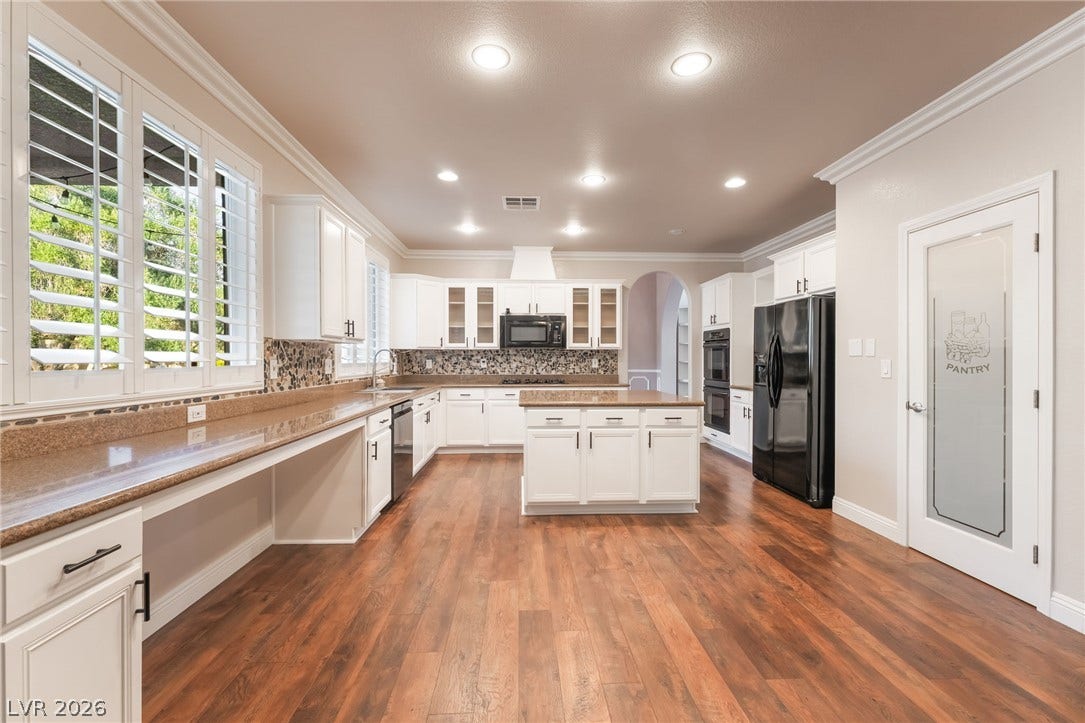 11416 Rancho Portena Avenue, Las Vegas, NV 89138 Gleaming hardwood floors and classic crown molding define this open, well-appointed culinary space.