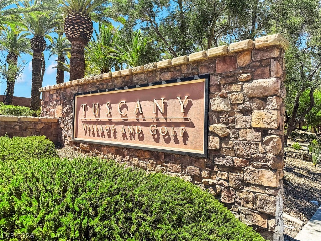 A stone-clad entrance monument welcomes residents and guests to this golf course community.
