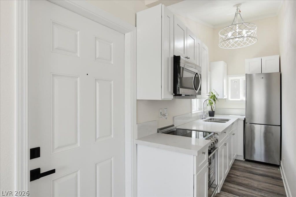 3912 Casa Grande Avenue, Las Vegas, NV 89102 Gleaming stone countertops and modern stainless steel appliances define this streamlined, efficient kitchen design.