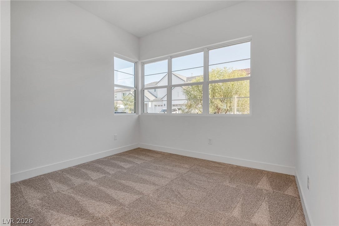 10226 Pleasant Knoll Avenue, Las Vegas, NV 89166 Spacious & bright space.