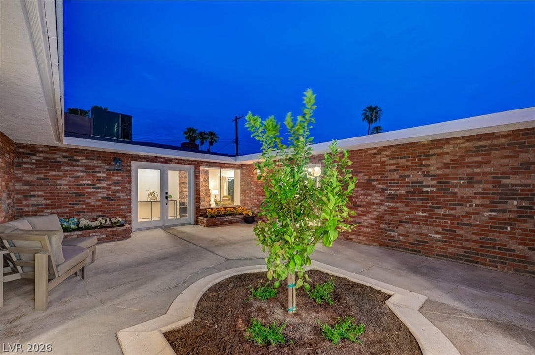 2101 Santiago Street, Las Vegas, NV 89104 A spacious brick courtyard offers a private outdoor retreat highlighted by a central garden bed.