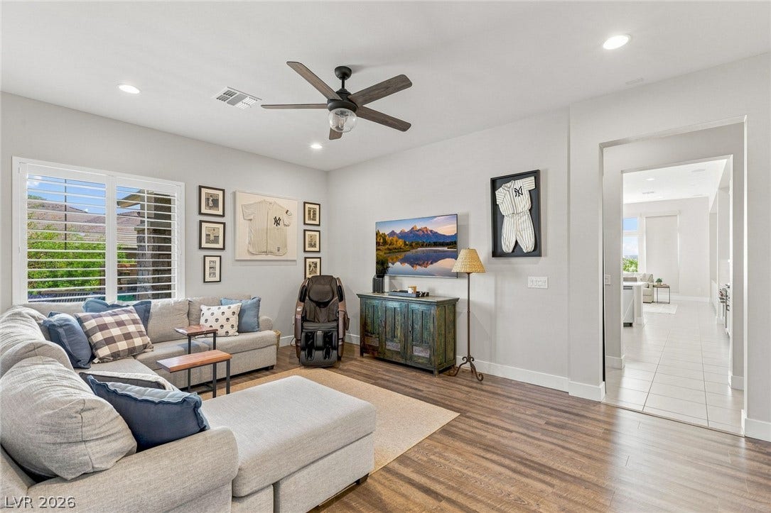 Expansive den, perfectly positioned between the secondary bedrooms.