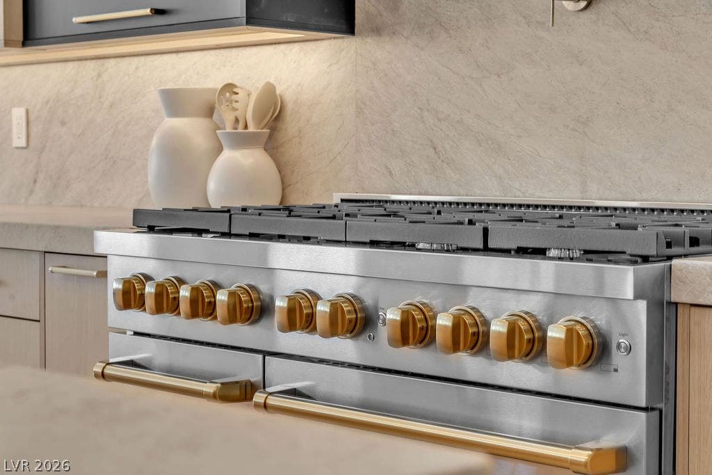 2690 Grassy Spring Place, Las Vegas, NV 89135 An upscale gas range coordinates beautifully with the surrounding stone backsplash and modern cabinetry.