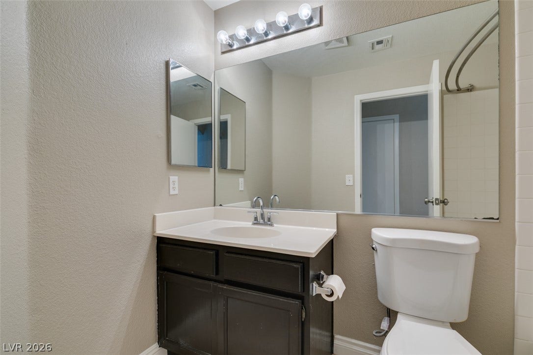 437 Waterwheel Falls Drive, Henderson, NV 89015 Guest bathroom with full bath and shower. Clean lines and neutral finishes define this functional bathroom layout.