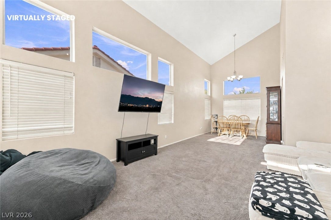 1874 Mesquite Canyon Drive, Henderson, NV 89012 Soaring vaulted ceilings and abundant clerestory windows highlight this versatile open living space.