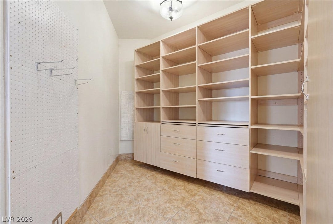 2212 Chatsworth Court, Henderson, NV 89074 Ample custom cabinetry provides endless storage solutions for an organized lifestyle.
