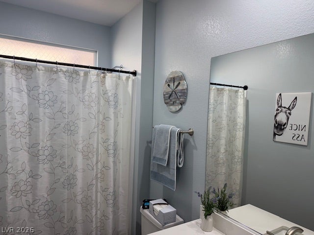 384 Aravalli Crest Street, Henderson, NV 89015 A well-appointed bathroom offers a clean aesthetic and functional design.