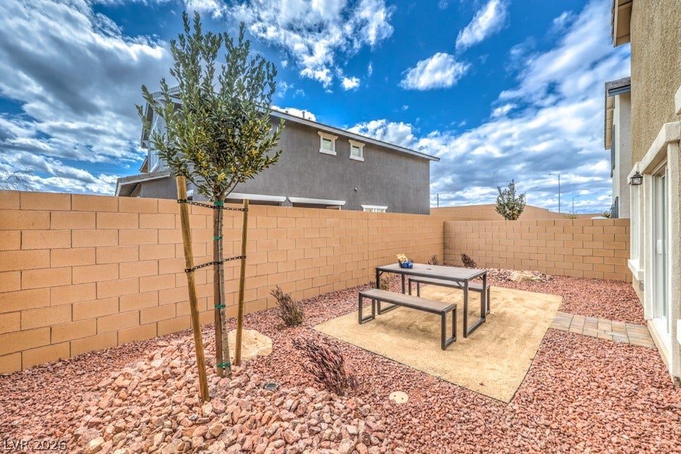 1082 Saffron Toucan Lane, Henderson, NV 89011 Photos are of model home; actual finishes may vary.