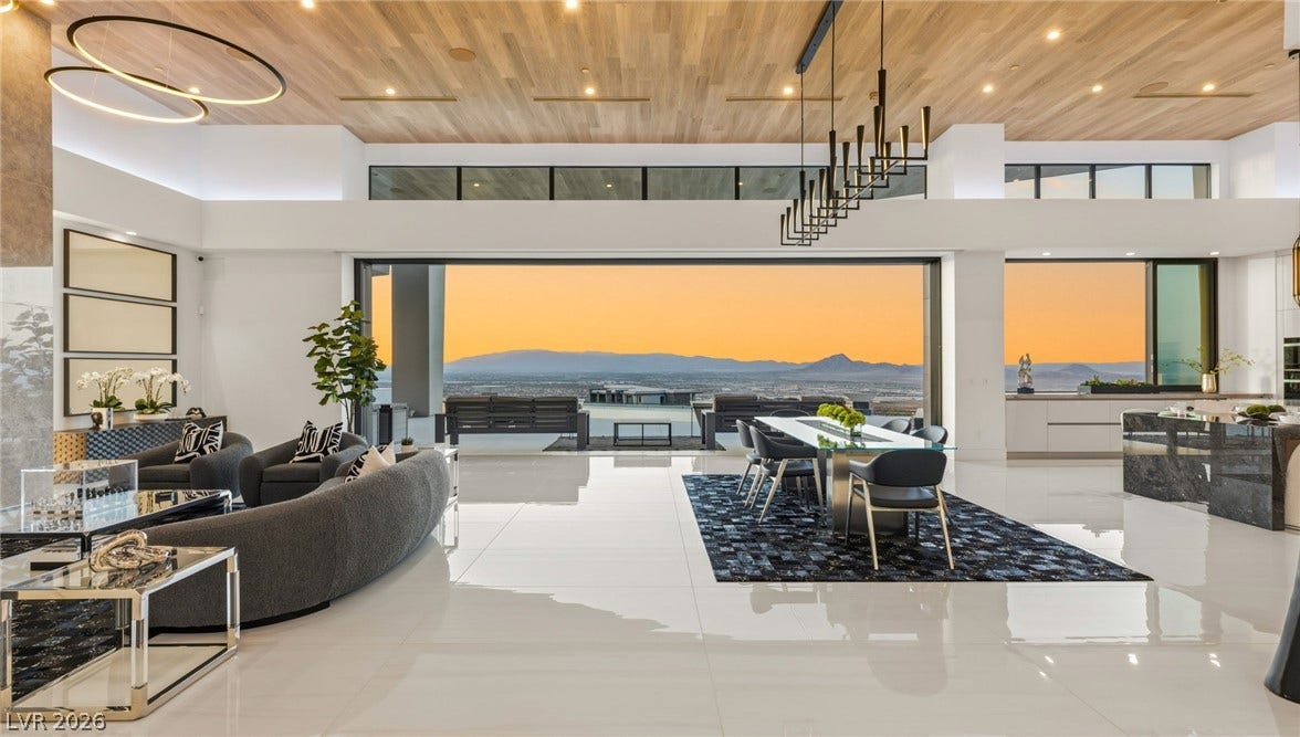 4 Chisel Crest Court, Henderson, NV 89012 Retracting glass walls open this spacious, high-ceilinged interior to expansive desert and mountain views.