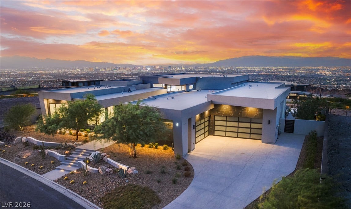 4 Chisel Crest Court, Henderson, NV 89012 Clean architectural lines define this modern estate overlooking a glittering cityscape below.