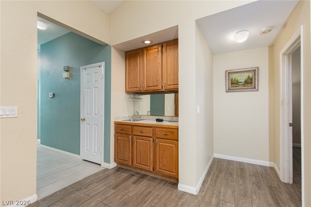2882 Bridgepointe Drive, Las Vegas, NV 89121 A convenient wet bar area bridges seamlessly between tiled and wood-look flooring.