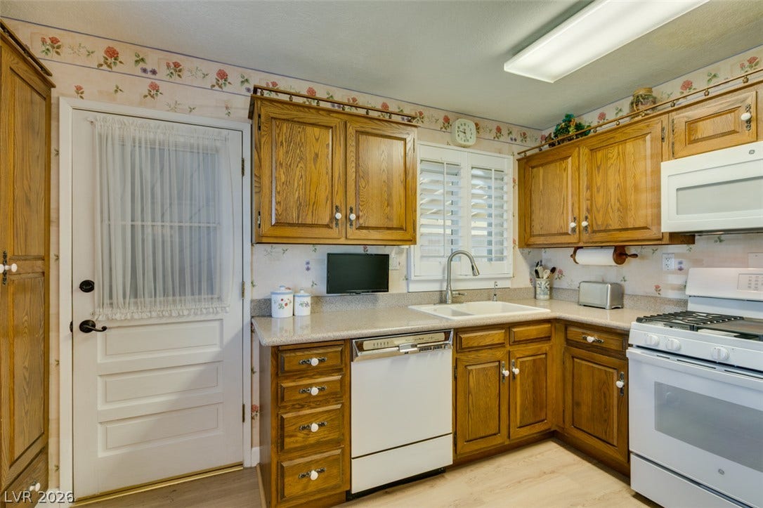 661 Burton Street, Henderson, NV 89015 Oak cabinetry and generous counter space define this classic kitchen layout.