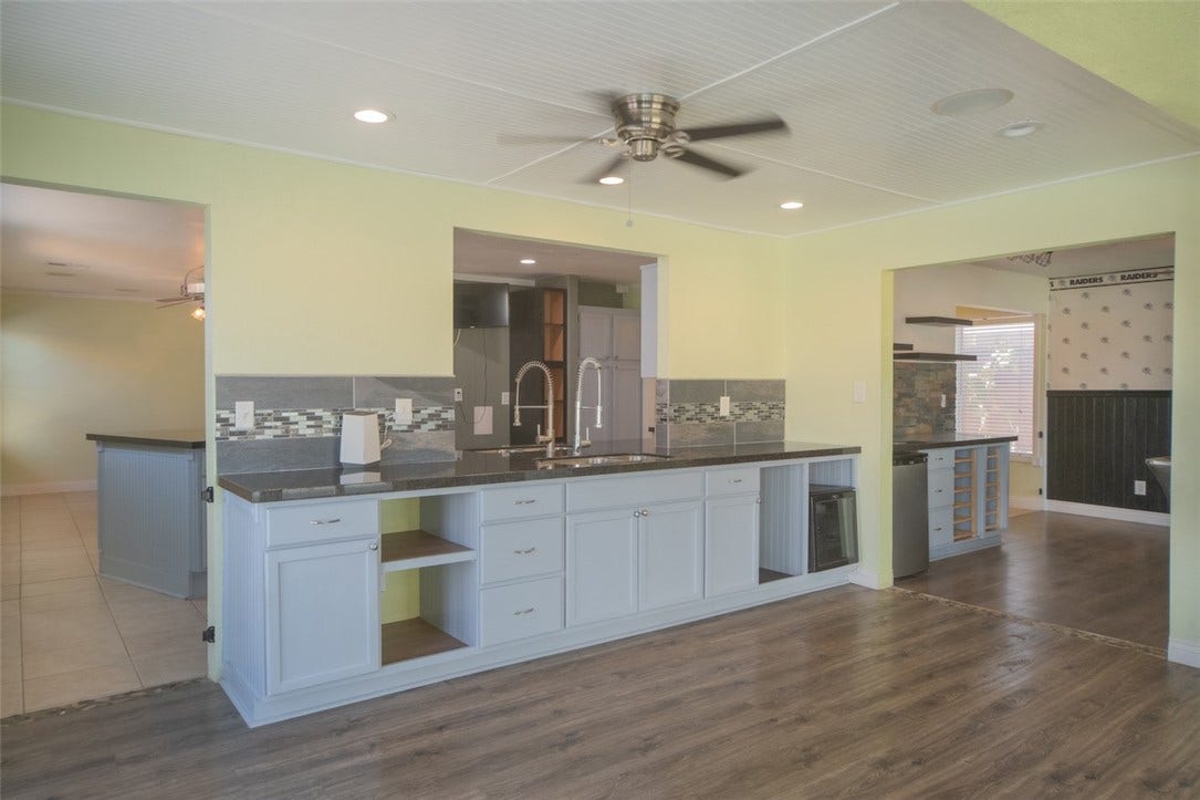 121 Heather Drive, Henderson, NV 89002 An open floor plan connects the service bar area directly to the surrounding living spaces.