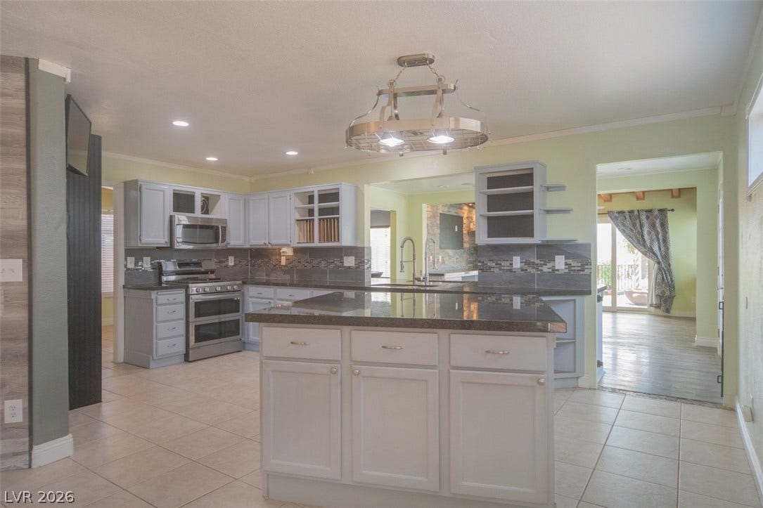 121 Heather Drive, Henderson, NV 89002 Gleaming tile floors and stone countertops anchor this functional cooking space.