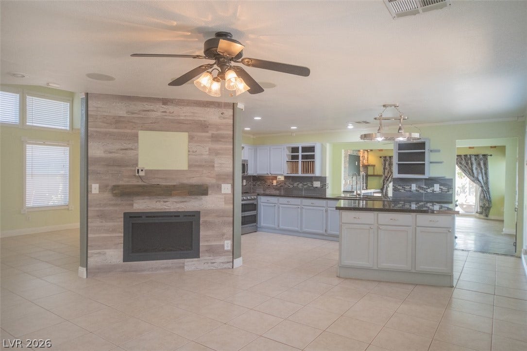 121 Heather Drive, Henderson, NV 89002 An open floorplan seamlessly connects the living space and its fireplace to the kitchen.