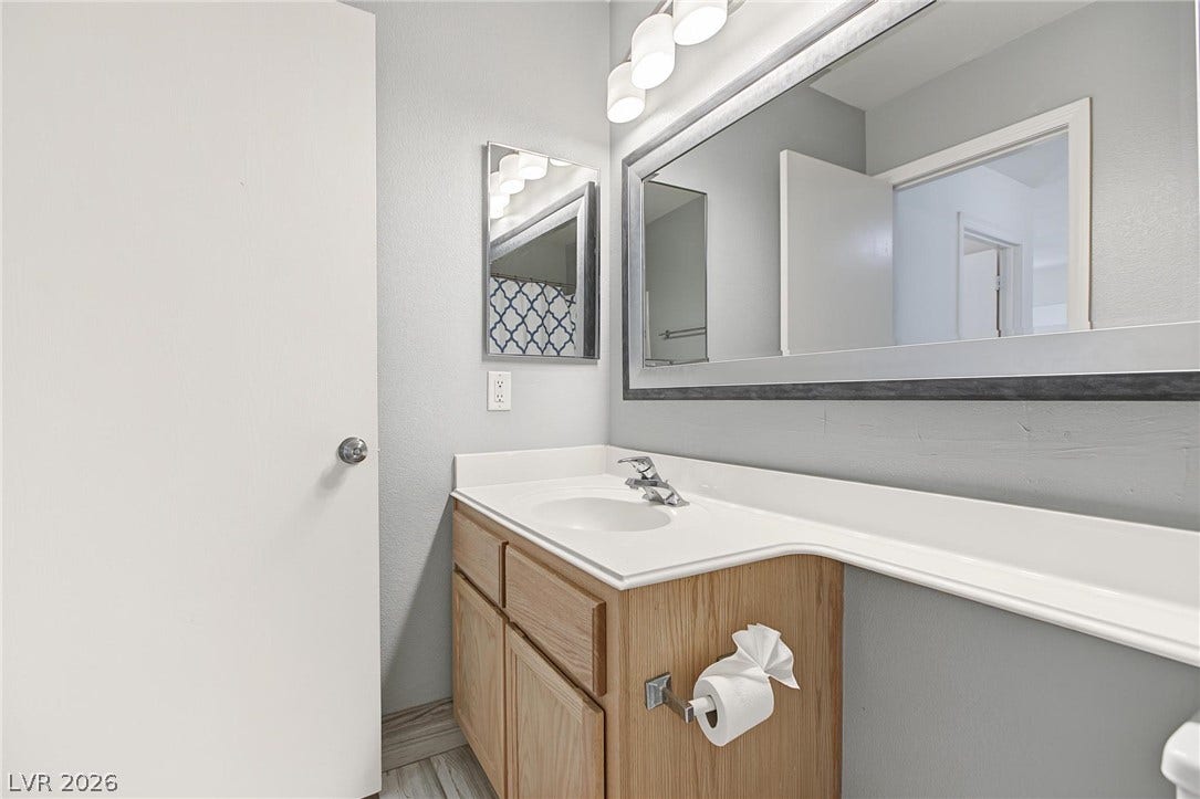 911 Sterling Thorn Court, Las Vegas, NV 89183 Shared bath on 2nd floor with tub / shower.