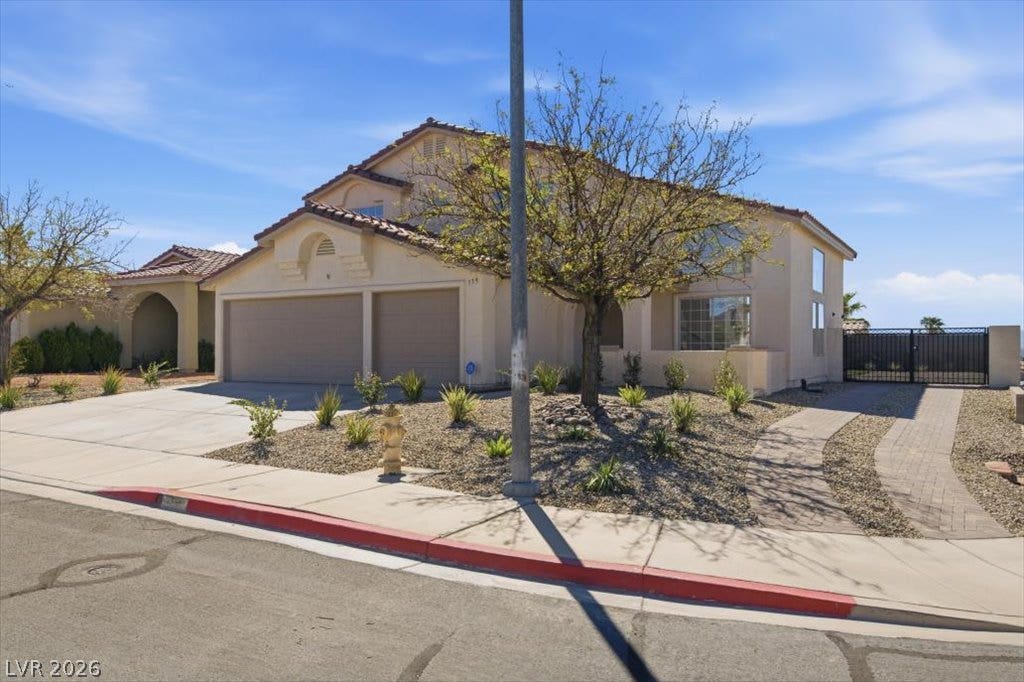 139 Skytop Drive, Henderson, NV 89015 Spacious corner lot with gated RV parking.