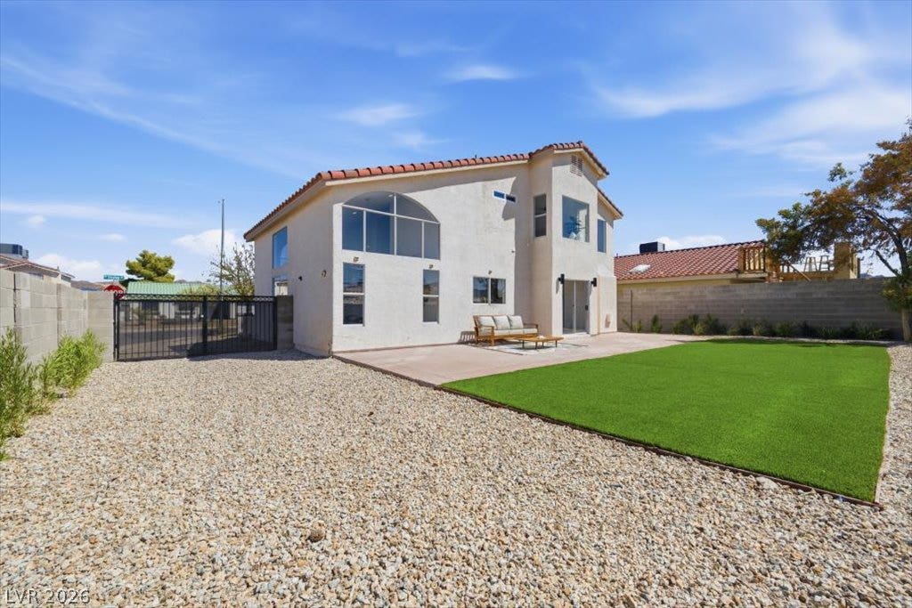 139 Skytop Drive, Henderson, NV 89015 An inviting backyard features a spacious patio, low maintenance synthetic turf, and a secure gated RV entry.