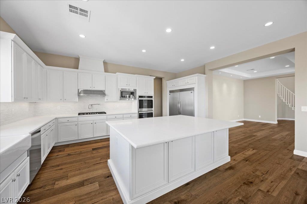 12021 Abbracci Avenue, Las Vegas, NV 89138 Culinary dreams come alive in this well-appointed kitchen featuring a substantial island and pristine finishes.