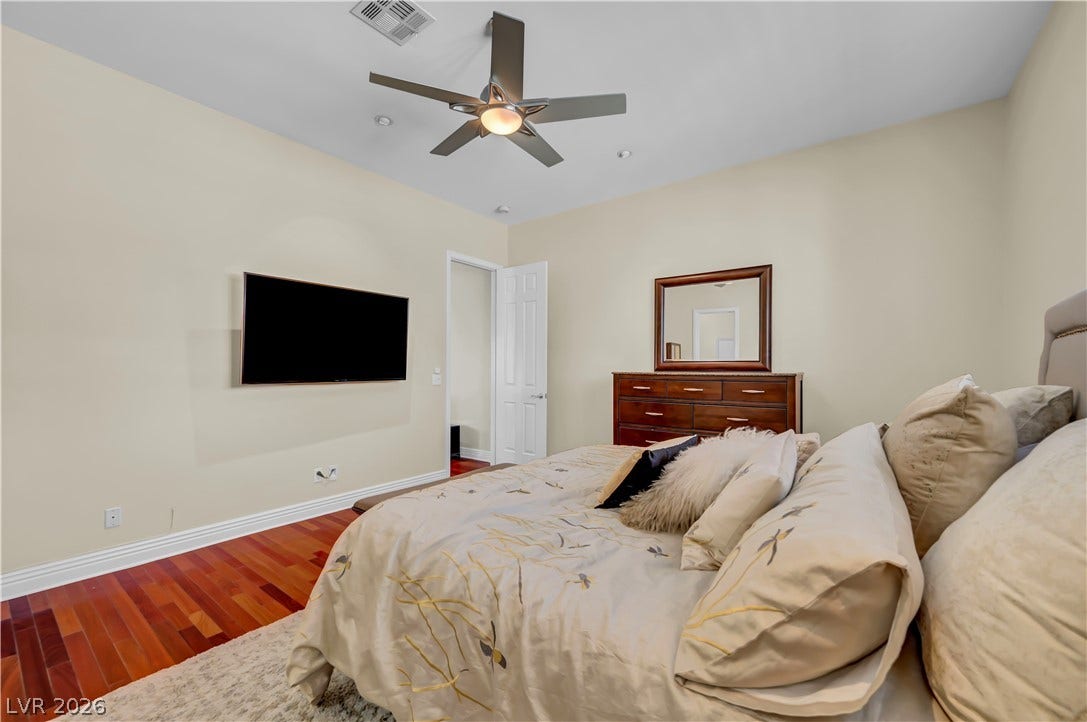 2030 Marina Bay Court, Las Vegas, NV 89117 Warm wood flooring and clean crown molding define this comfortable sleeping space.