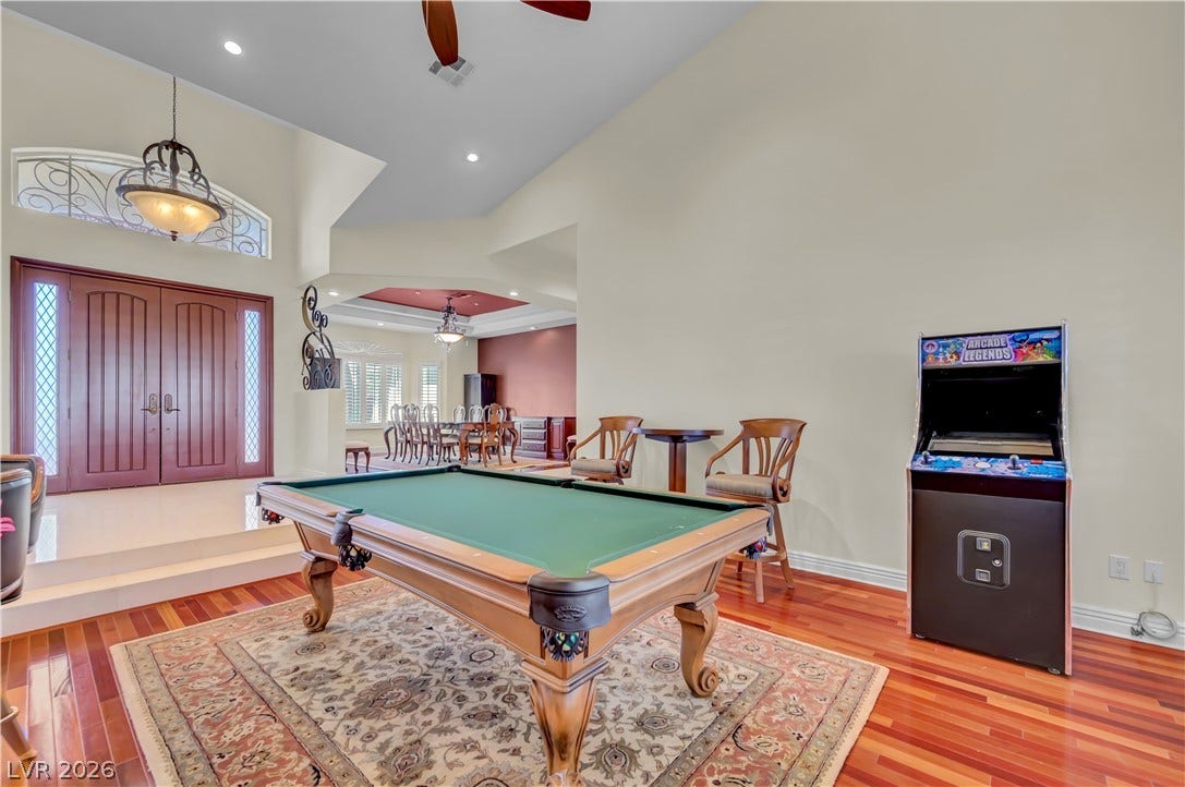 2030 Marina Bay Court, Las Vegas, NV 89117 Gleaming hardwood floors and towering vaulted ceilings define this grand open recreation space.