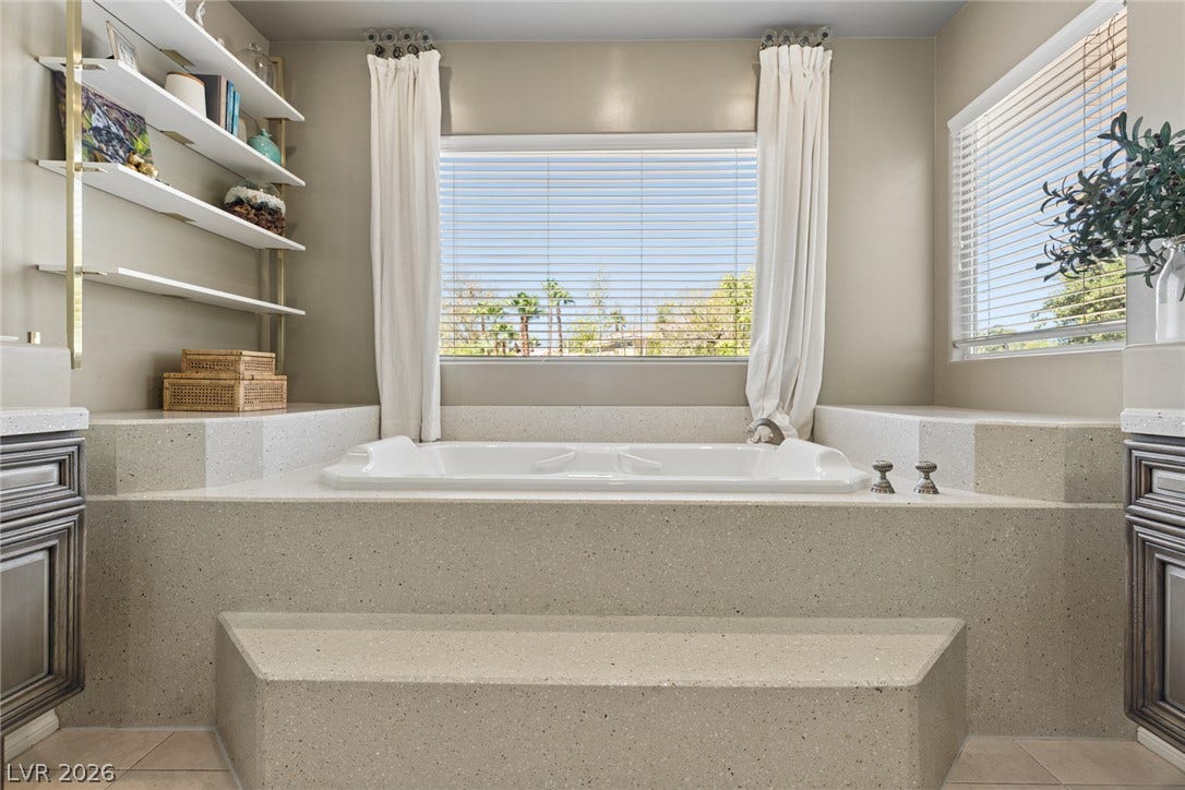 9916 Aspen Knoll Court, Las Vegas, NV 89117 Jetted tub .
