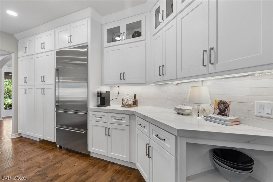 9916 Aspen Knoll Court, Las Vegas, NV 89117 Crisp bold designs add to over all features.