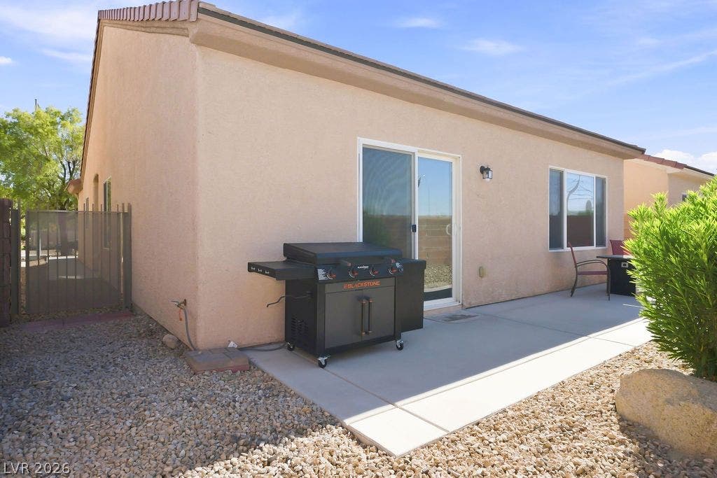 3432 Herring Gull Lane, North Las Vegas, NV 89084 Blackstone Grill stays with home with Gas hook up (no re-filling of propane tanks)