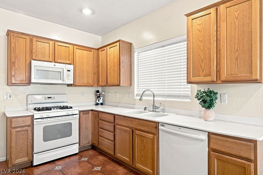 3432 Herring Gull Lane, North Las Vegas, NV 89084 Lots of cuboards and counter space