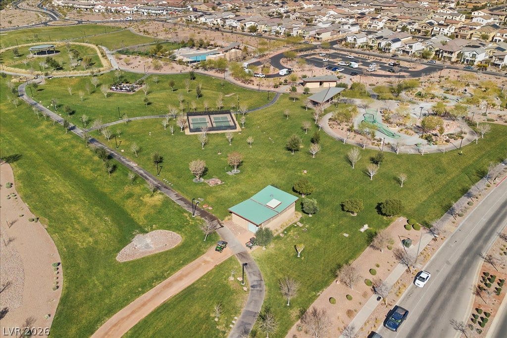 320 Della Pergola Place, Henderson, NV 89015 A sweeping community park featuring sports courts, manicured lawns, and paved walking paths.