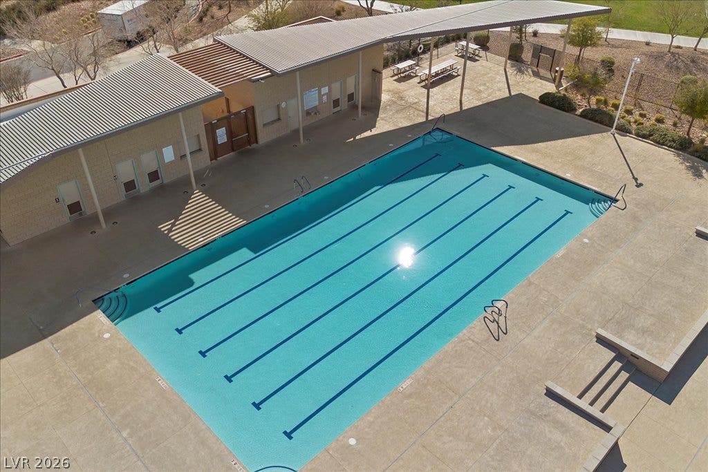320 Della Pergola Place, Henderson, NV 89015 An inviting swimming pool features designated lap lanes and expansive surrounding concrete decking.