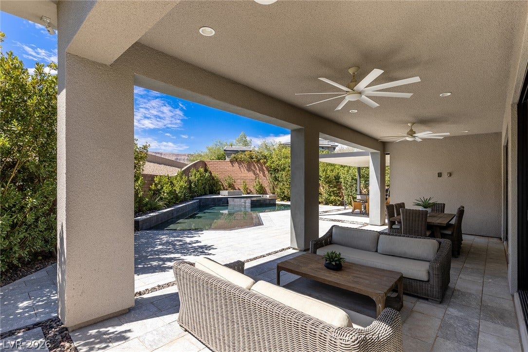 Veranda / Backyard