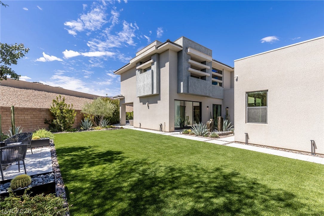 Private Spacious Side Yard and Central Courtyard