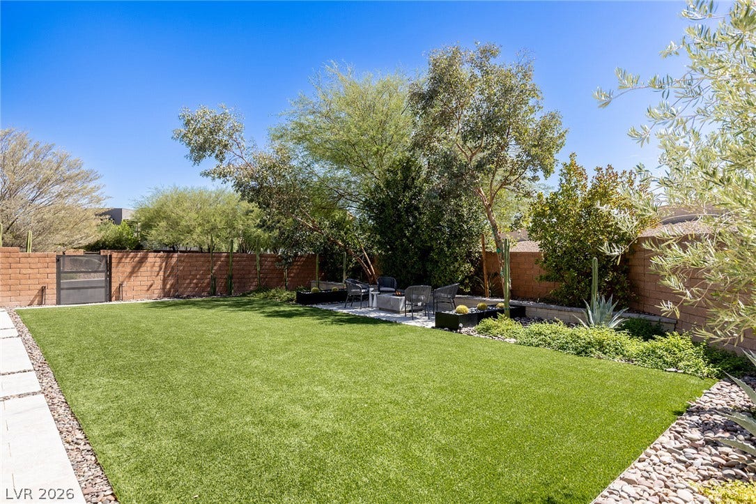 Private Spacious Side Yard