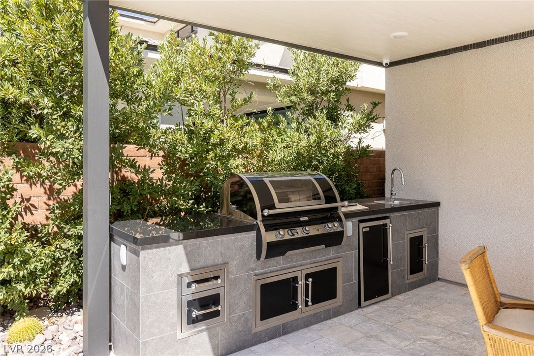 Built-in Outdoor Kitchen / BBQ Grill