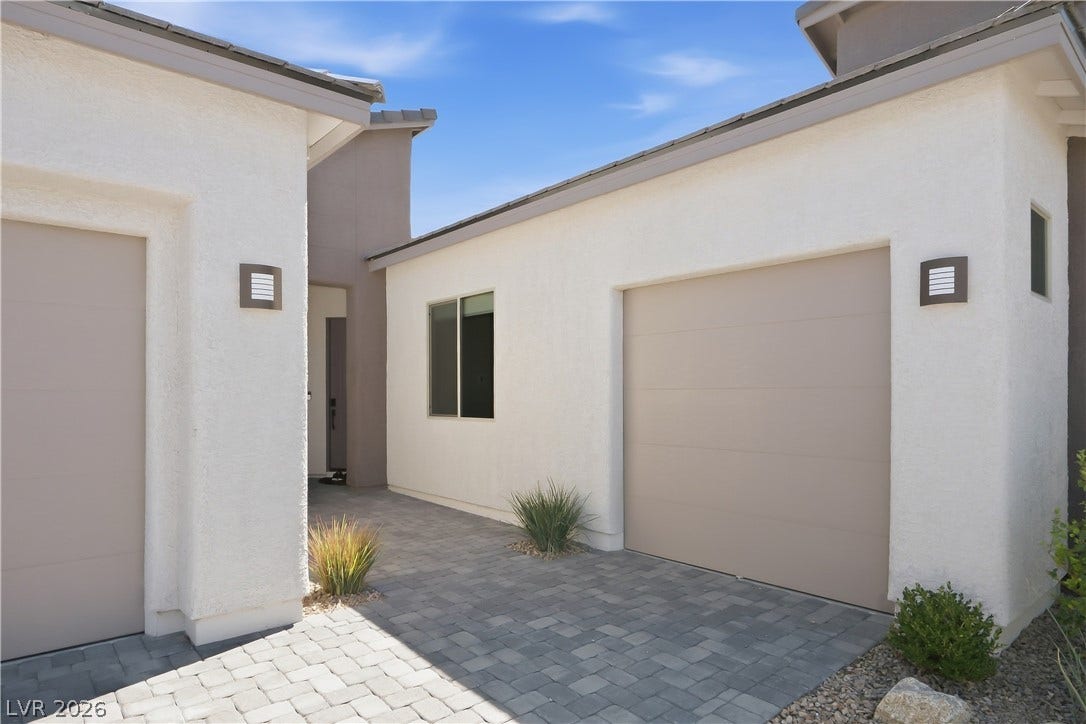 11164 Twisty Ridge Street, Las Vegas, NV 89183 Crisp stucco walls and clean modern lines define this stylish courtyard entryway.