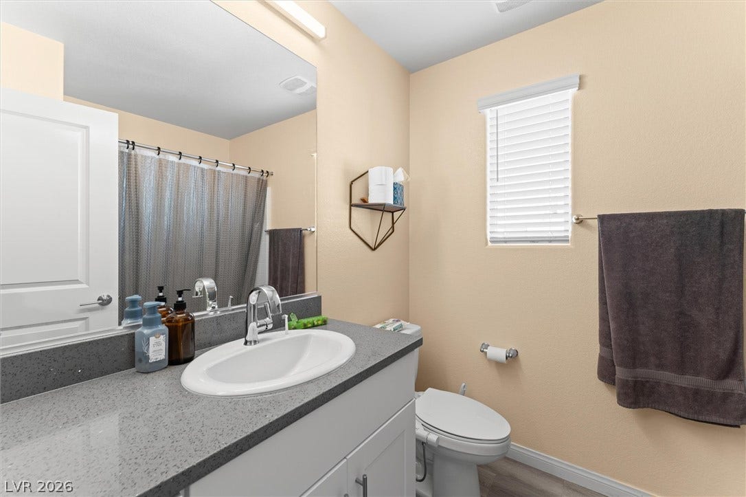 10059 Dazzling Sunrays Avenue, Las Vegas, NV 89129 An elegant stone counter highlights this classic bathroom layout.