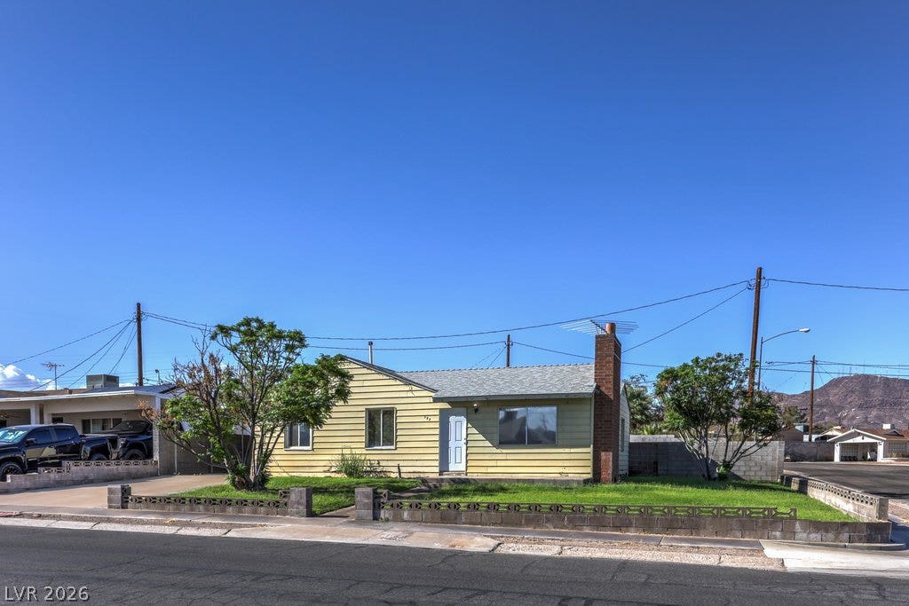 580 Karen Way, Henderson, NV 89015 Mid-century architectural simplicity shines under clear skies in this classic single-story home.