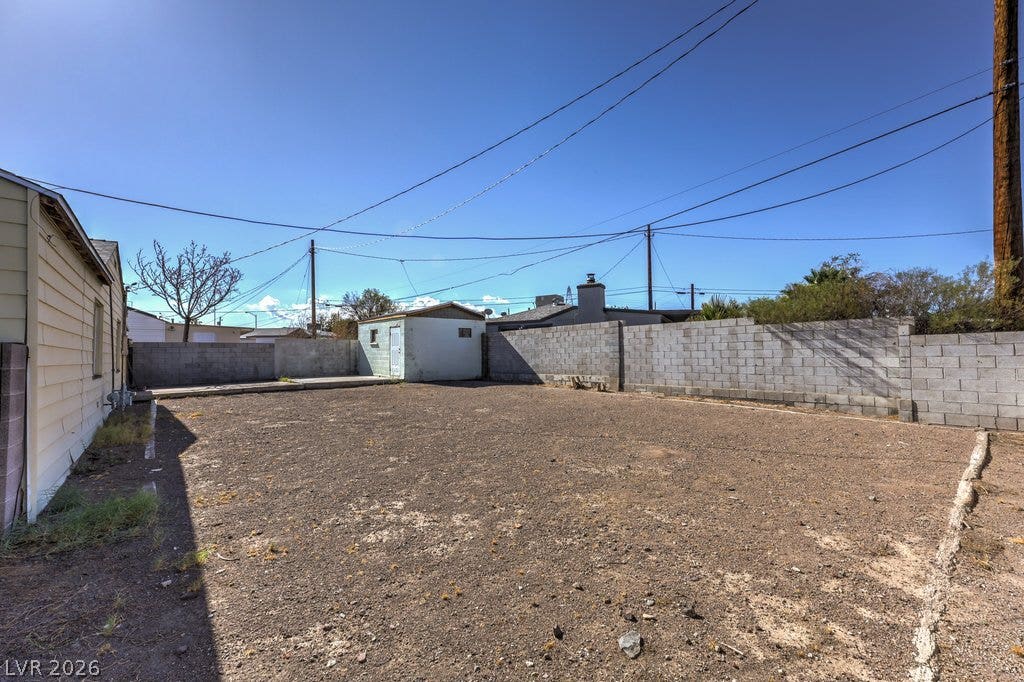 580 Karen Way, Henderson, NV 89015 A spacious, walled backyard offers a blank canvas for landscaping and outdoor design.