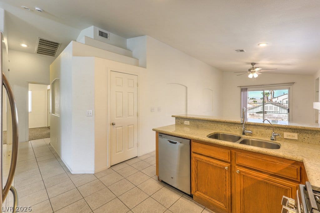 3186 CASTLE CANYON Avenue, Henderson, NV 89052 Granite counters and tiled floors define this functional, open kitchen layout.