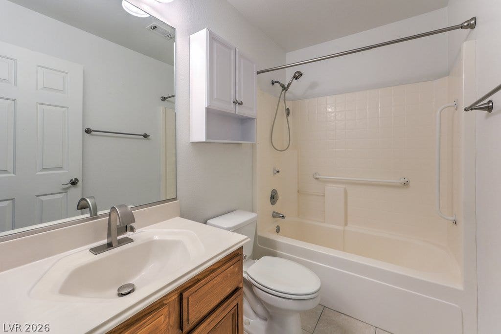 3186 CASTLE CANYON Avenue, Henderson, NV 89052 A classic tub and shower combination anchors this functional bathroom layout.