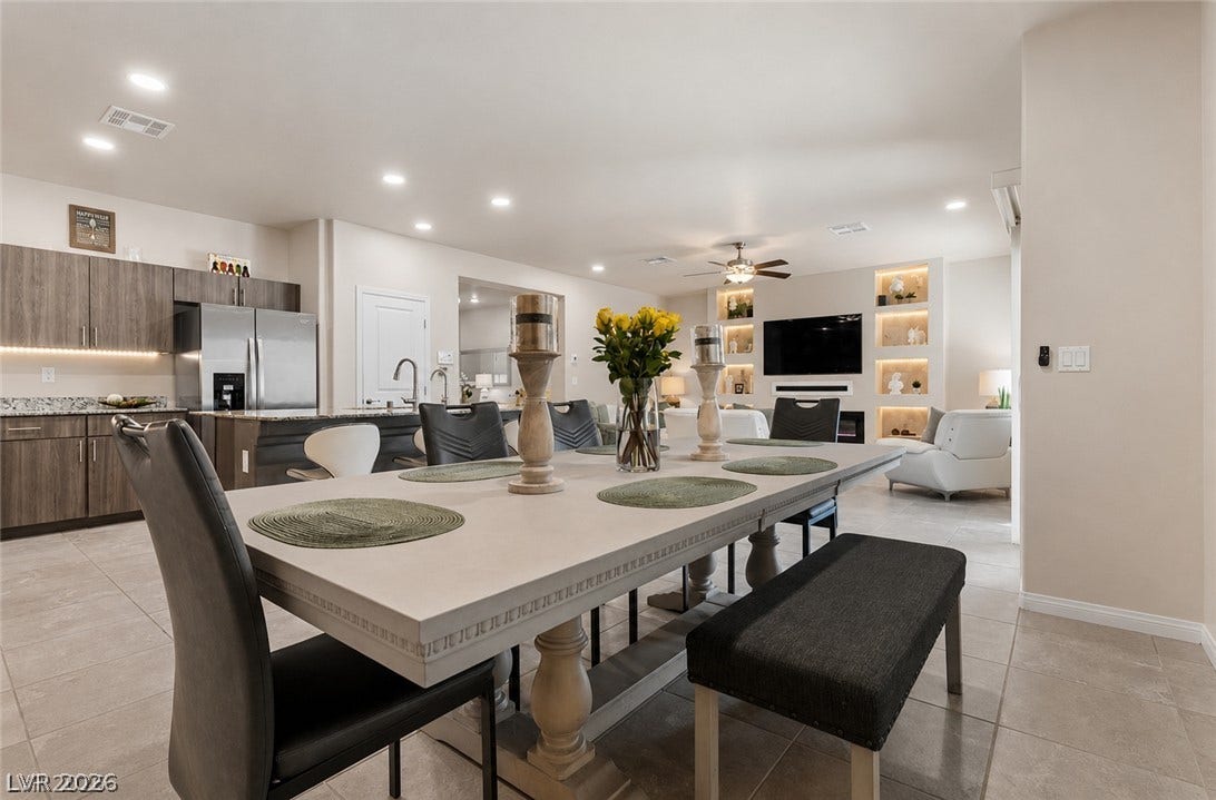 An open floorplan seamlessly connects the kitchen and dining areas, fostering a relaxed atmosphere.