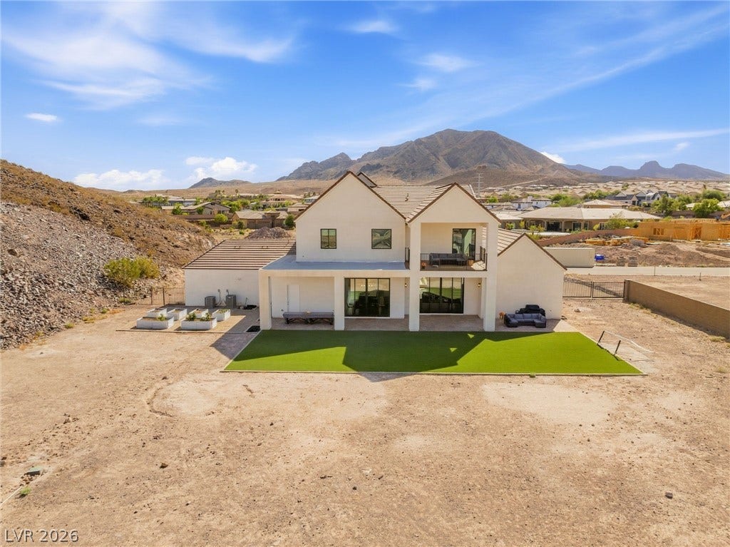 324 Wanda Road, Henderson, NV 89002 Dramatic mountain vistas provide a striking backdrop for this modern two-story desert residence.