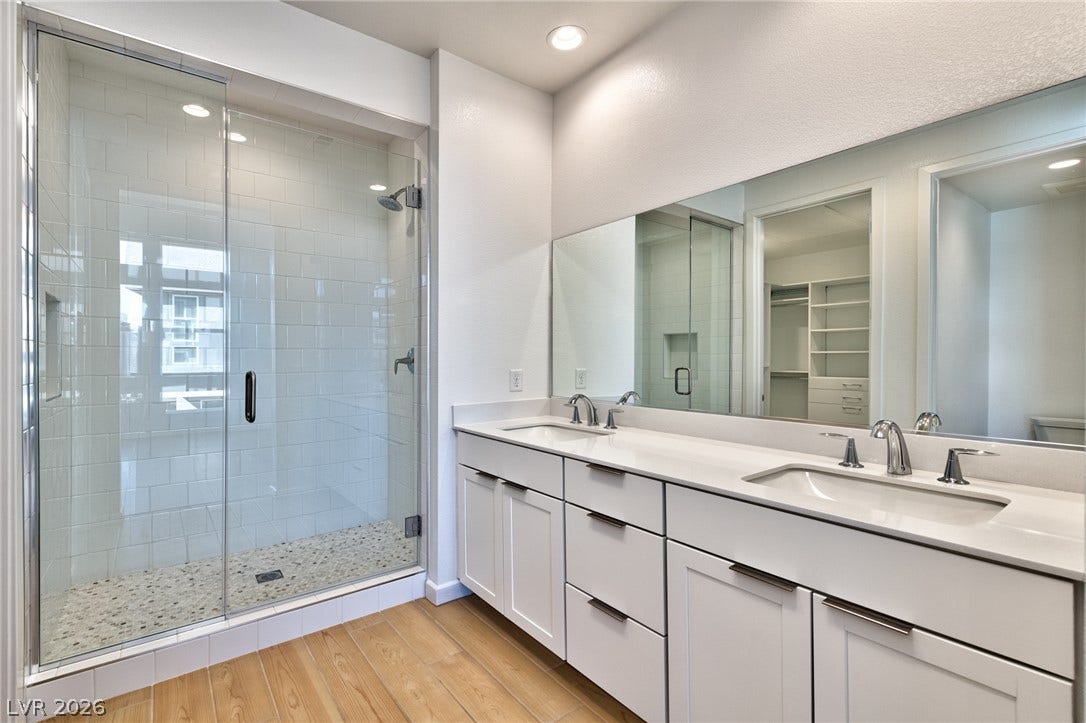 3327 Esker Ridge Avenue, Henderson, NV 89044 Clean lines and a spacious dual vanity define this modern primary bath retreat.