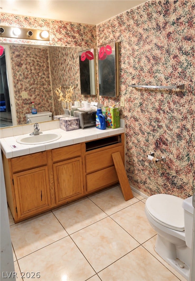 101 Luna Way, #242, Las Vegas, NV 89145 A spacious bathroom layout presents an opportunity for custom renovations and updates.