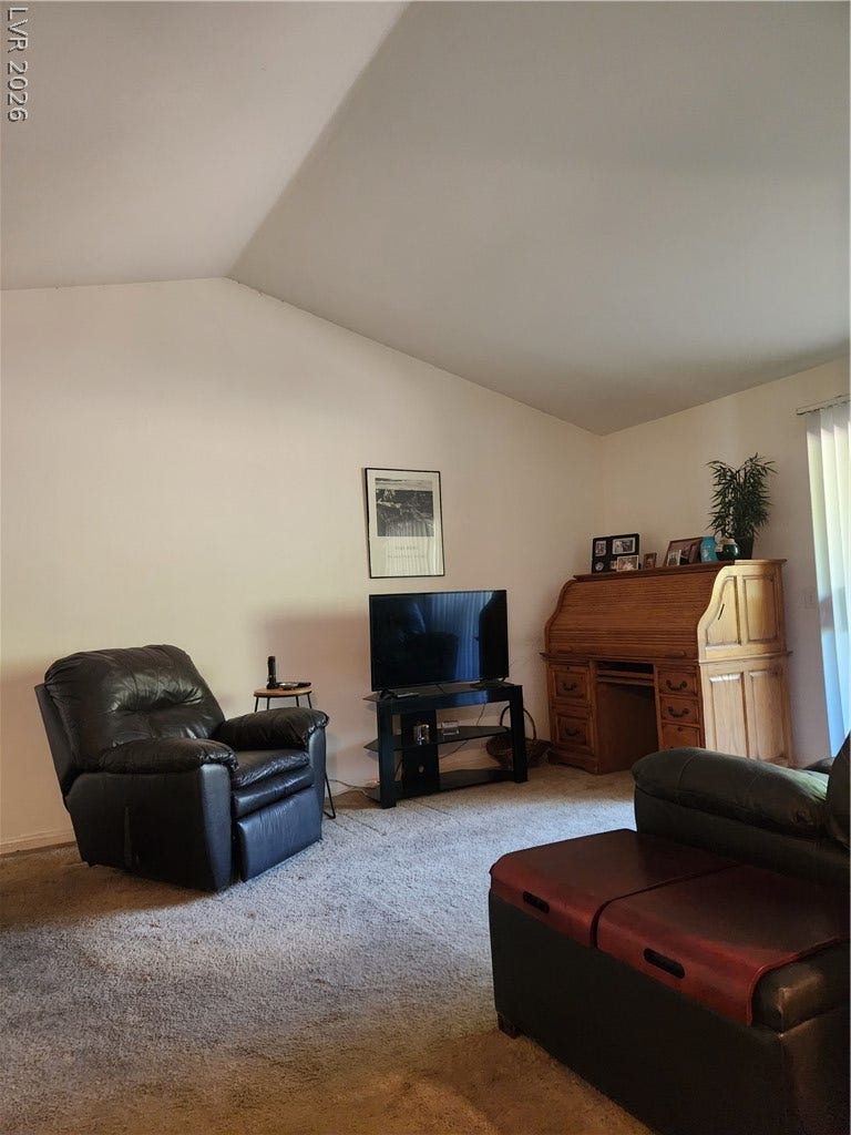 231 W Horizon Ridge Parkway, #924, Henderson, NV 89012 High vaulted ceilings and plush carpeting define this comfortable living space.