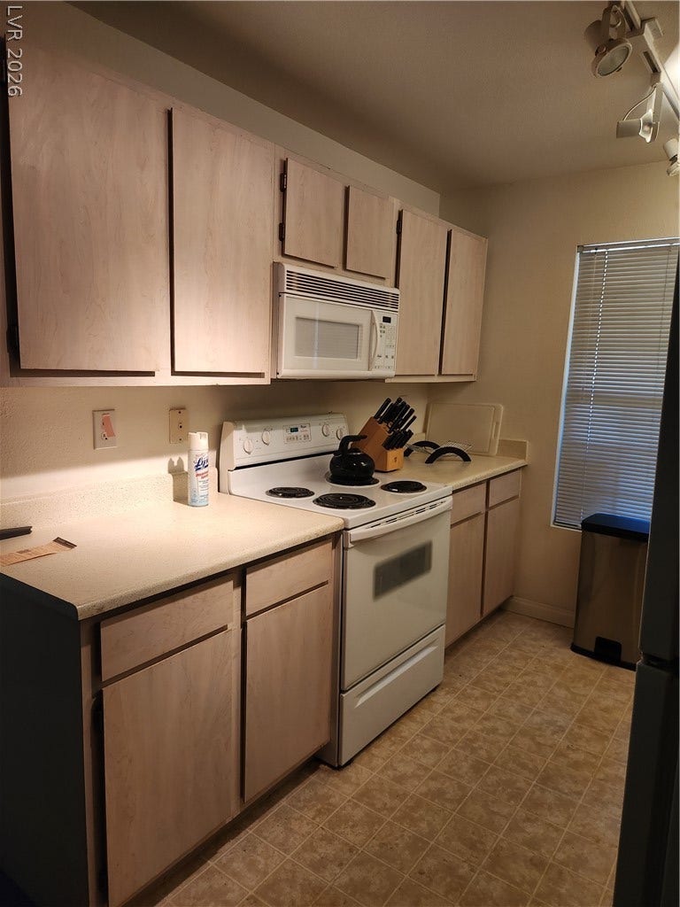 231 W Horizon Ridge Parkway, #924, Henderson, NV 89012 Functional cabinetry and essential appliances anchor this practical cooking space.