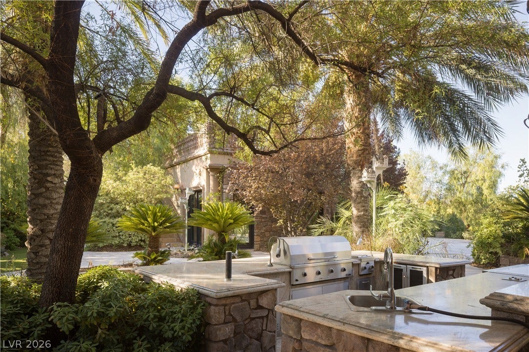 18 Olympia Hills, Las Vegas, NV 89141 Outdoor kitchen