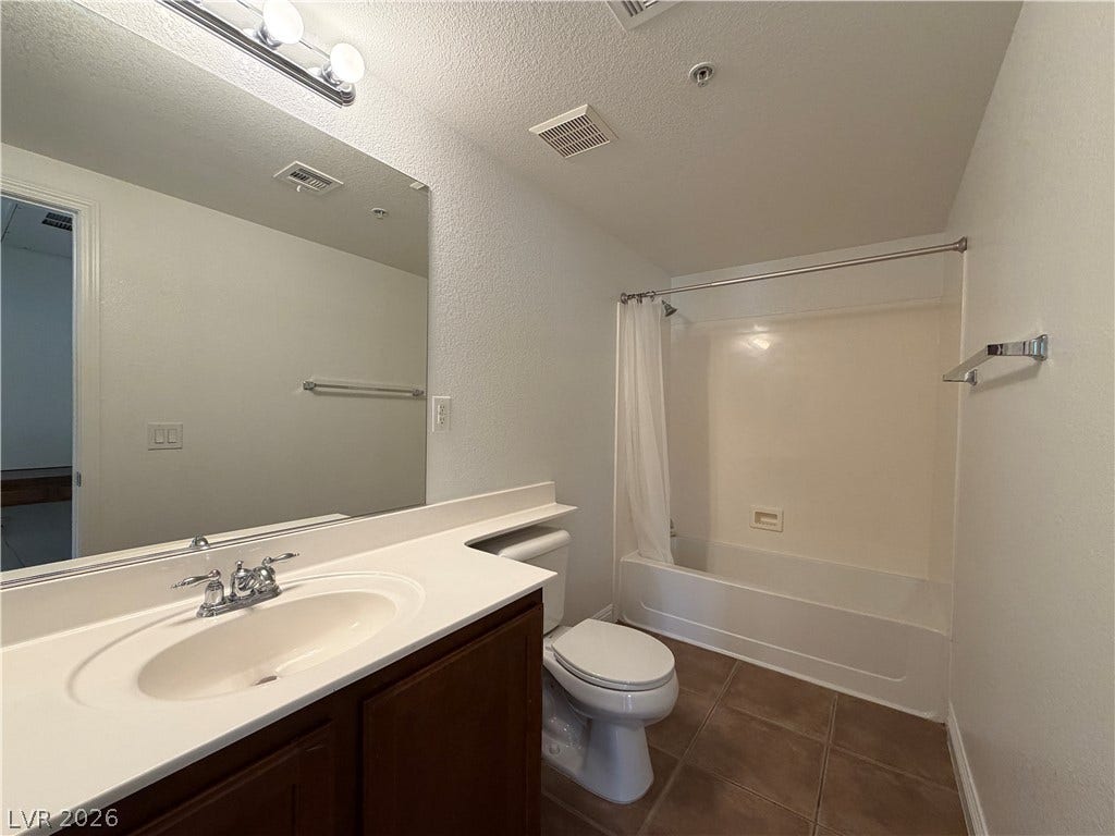 8777 W Maule Avenue, #1158, Las Vegas, NV 89148 A spacious vanity and clean tub insert highlight this classic bathroom.